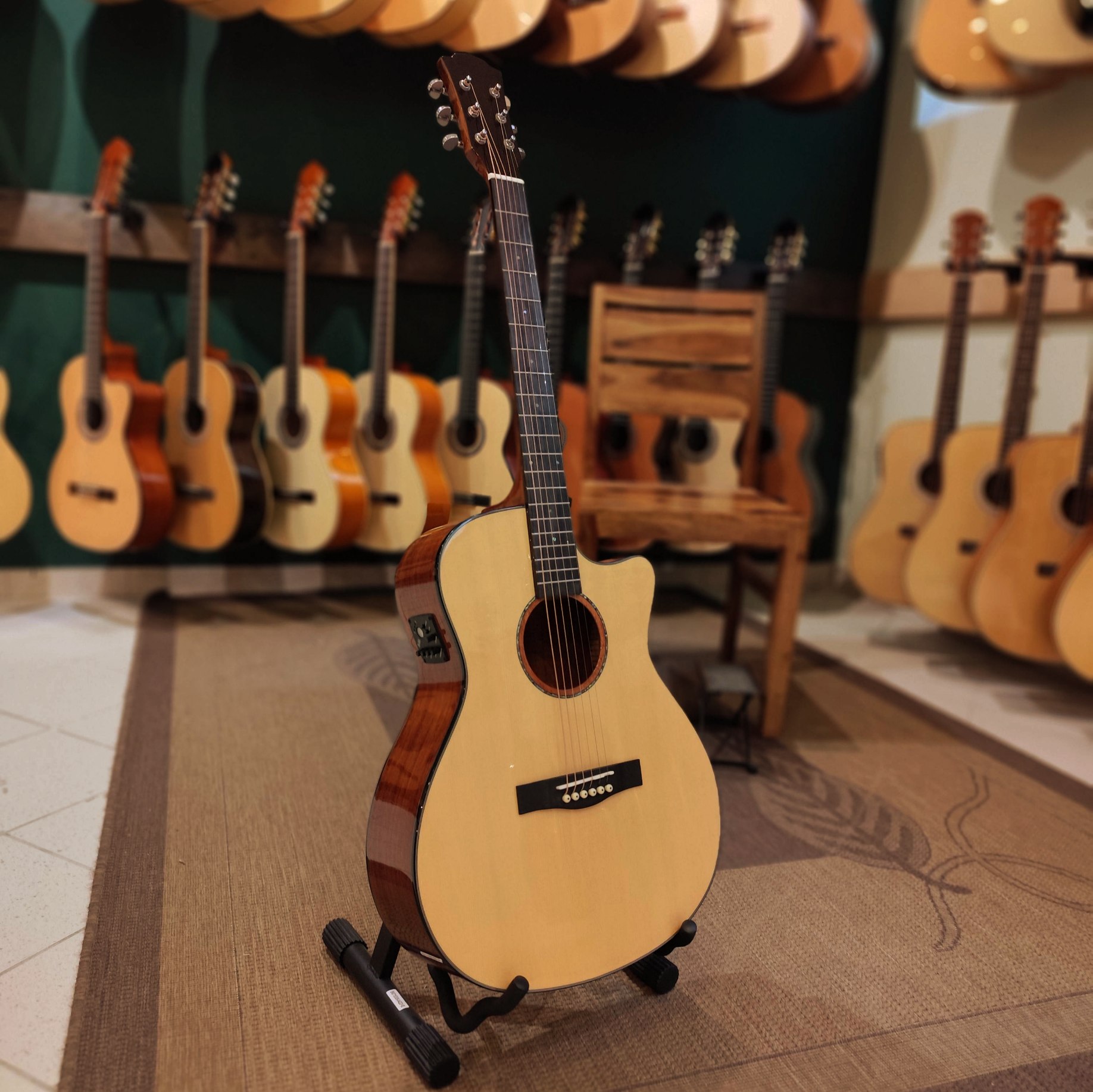 Cara Bogner Mod. GC 330SM-E elektro-akusztikus gitár